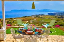 Villa Brezza Marina in Sicily for Rent | Breakfast with the sea view