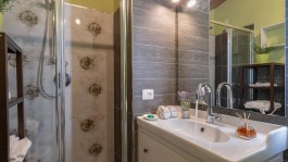 Luxury Villa Ai Due Cuori in Tuscany for Rent | Villa with private pool - bathroom