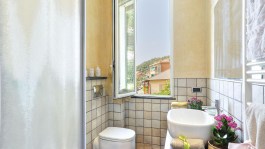 Luxury Casa Rue´ in Liguria for Rent | Bathroom