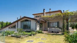 Luxury Casa del Vento in Tuscany for Rent - terrace with table