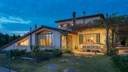 Luxury Casa del Vento in Tuscany for Rent - evening on terrace