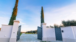 Luxury Villa La Perla Tra Gli Ulivi in Tuscany for Rent | Villa with private pool - gate