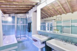 Villa Le Pergole in Tuscany for Rent | VIlla with Private Pool - Baathroom