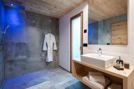 Luxury Les Dolomites Mountain Lodges in Italy for Rent | Bathroom
