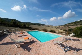 Luxury Podere Casale in Tuscany for Rent | swimming pool