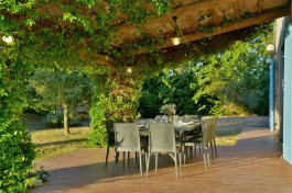 Luxury Podere Macchia al Loto in Tuscany for Rent | Terrace with table