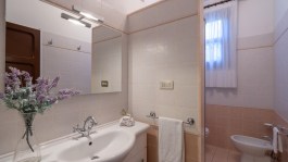 Luxury Villa Ai Venti in Tuscany for Rent | Villa with pool and sea view - bathroom