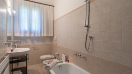 Luxury Villa Ai Venti in Tuscany for Rent | Villa with pool and sea view - bathroom