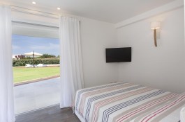 Luxury Villa Bianca in Sardinia for Rent | Bedroom with view into the garden