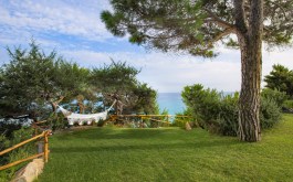 Luxury Villa Bianca 2 in Sardinia for Rent | Garden with hammock