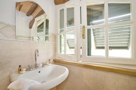 Villa Broccolo in Tuscany for Rent | Villa with Private Pool - Bathroom
