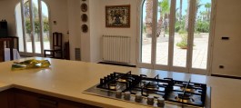 Villa Castiglione in Sicily for Rent | Beachvilla with Pool - Kitchen with the View to the Garden