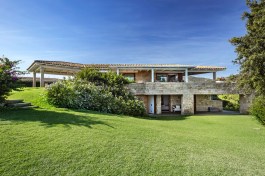 Luxury Villa Corallo in Sardinia for Rent | Terrace and garden