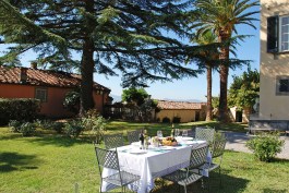 Villa Fubbiano in Tuscany for Rent | Villa with Private Pool - Garden & Table