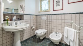 Luxury Villa La Dolce in Santa Maria Rezzonico for Rent | Bathroom