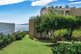 Rent Luxury Villa Angelina in Italy for Rent | Villa with Pool and direct Access to Sea - Garden