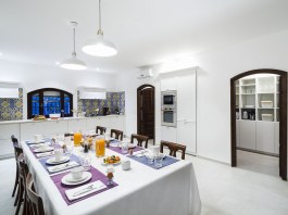 Luxury Villa Blue Moon in Sicily for Rent | Villa wth Pool and Seaview - Table