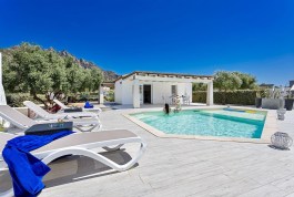 Villa Claudia for Rent | Italy | Two girls in a Pool