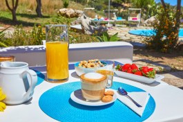 Villa Gabbiano in Sicily for Rent | Breakfast at the pool
