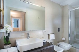Luxury Villa Nettuno in Sicily for Rent | Villa near the Beach - Bathroom