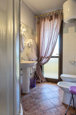 Apartment in Villetta Dino in Tuscany for Rent | Bathroom